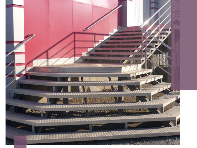 Лестницы для магазина в Находке — изготовление и монтаж