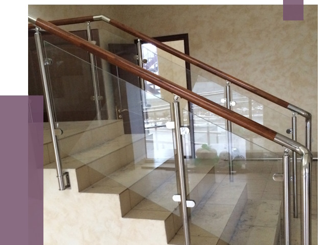 Комбинированные перила из металла и дерева в Находке