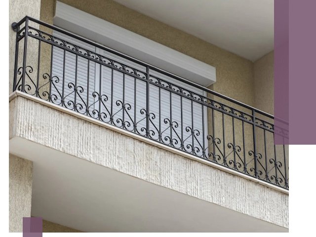 Балконные ограждения из металла и стекла в Находке для домов